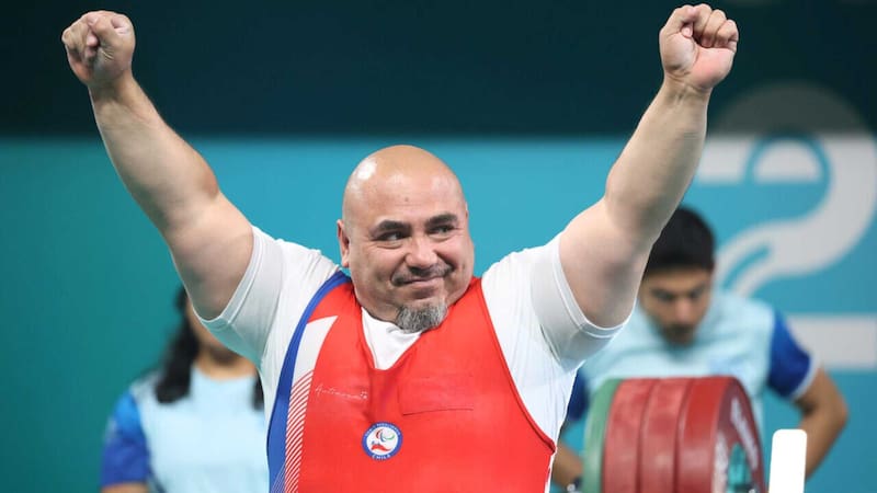 destacó al conseguir en tricampeonato en la disciplina de para powerlifting