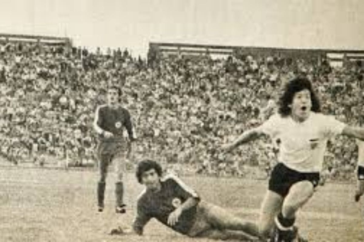 El Zurdo de Barrancas, celebrando un gol por Colo Colo.