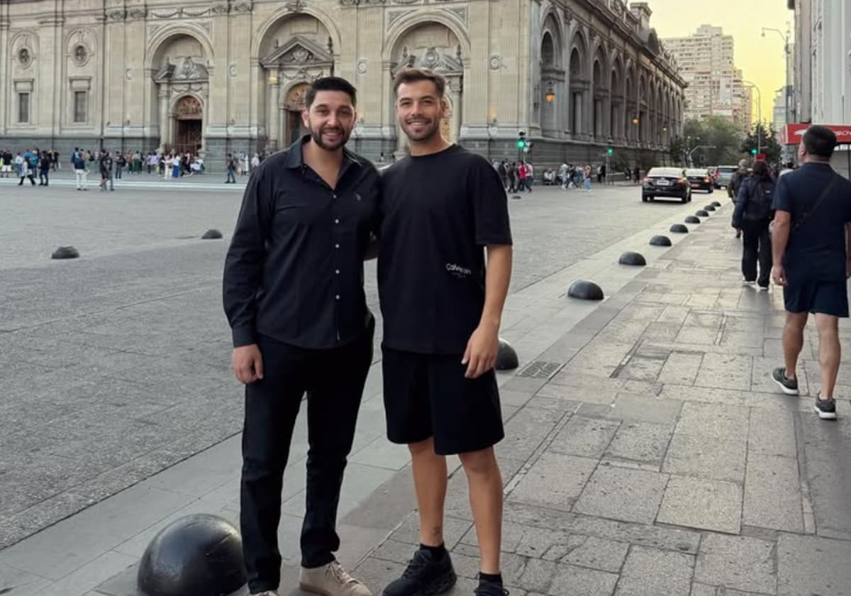 Recorriendo junto a un amigo por las calles de Santiago.