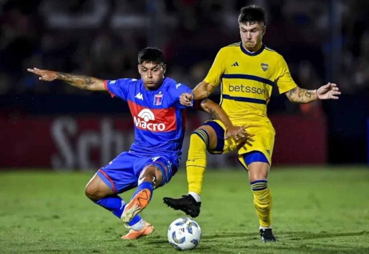 Juan Cruz Esquivel con la camiseta de Tigres.
