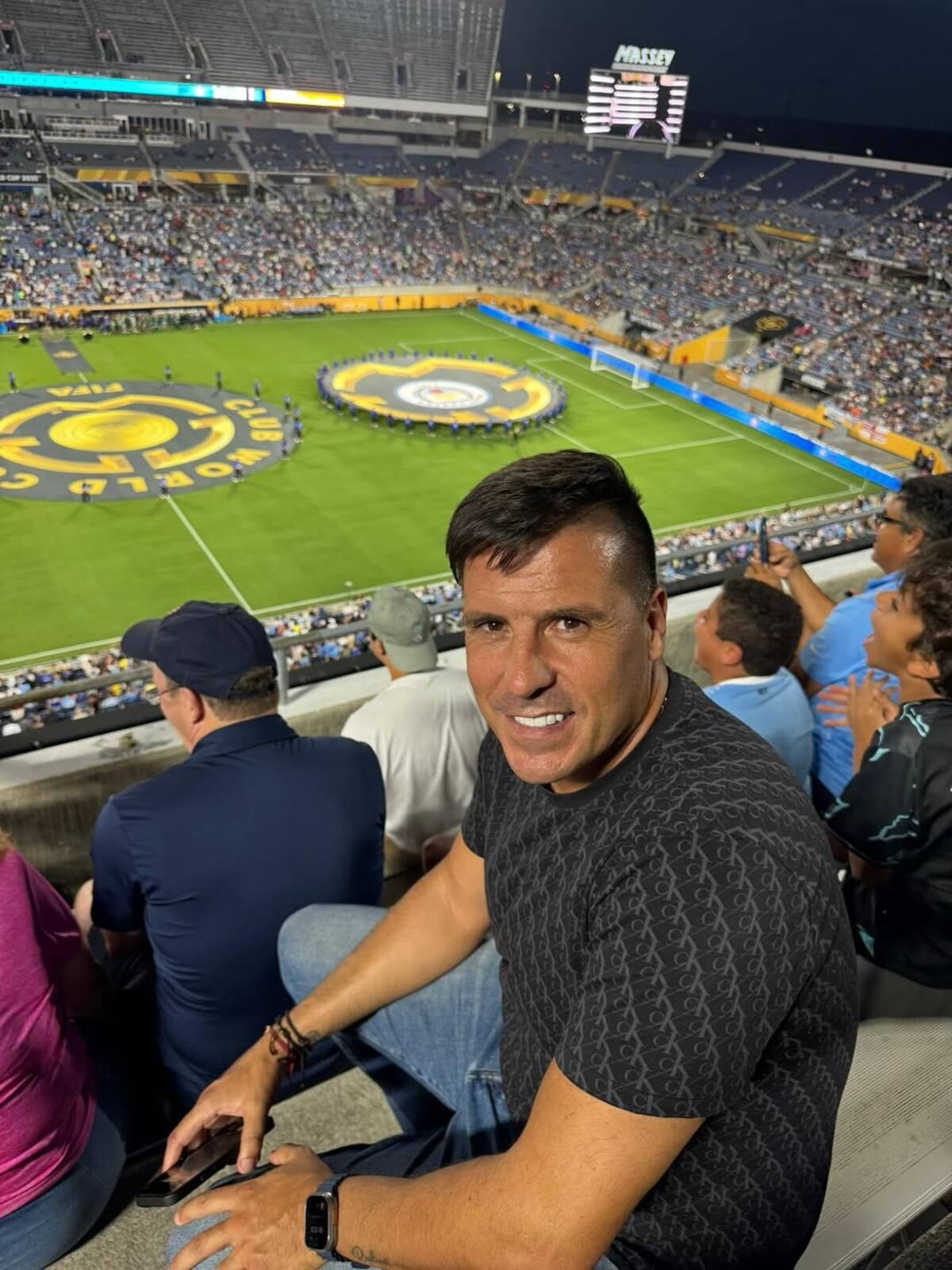 El DT argentino observando un partido en el reciente Mundial de Clubes entre Manchester City- Al Hilal. Foto: Instagram @juancruzrealdt