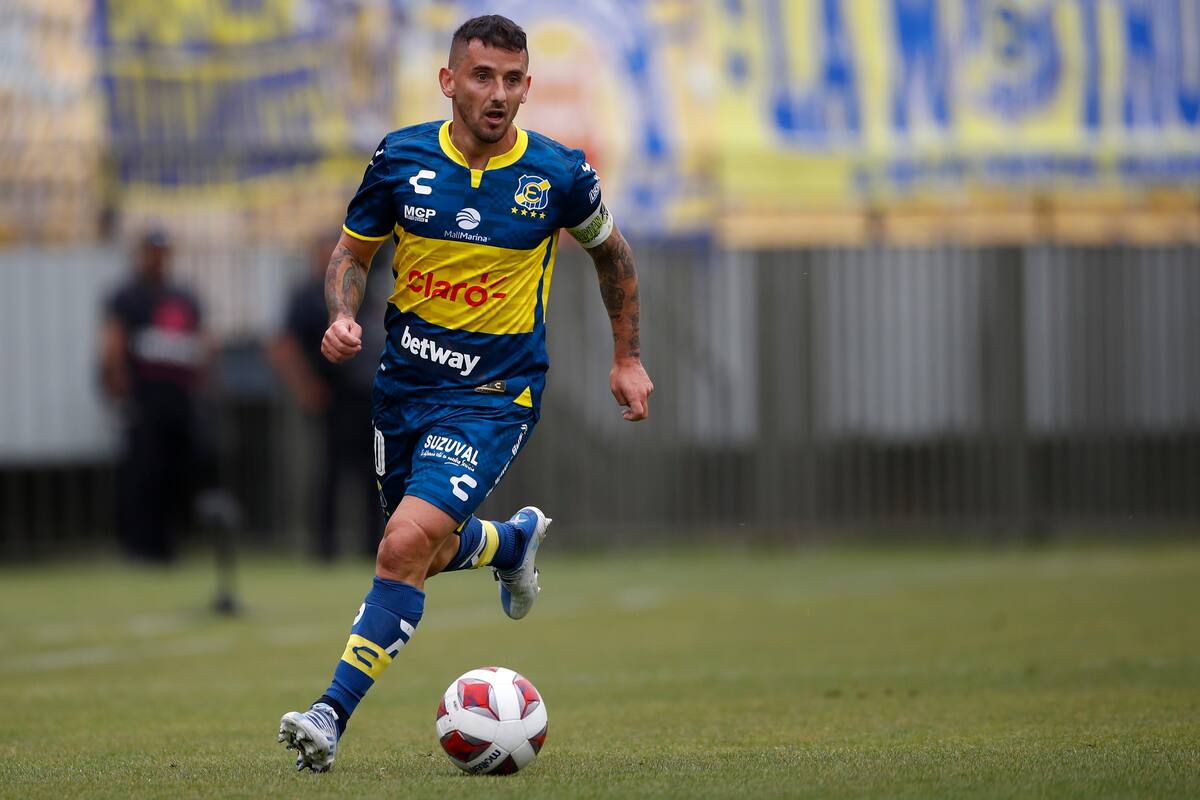 El mediocampista argentino será baja ante Colo Colo por lesión muscular.
