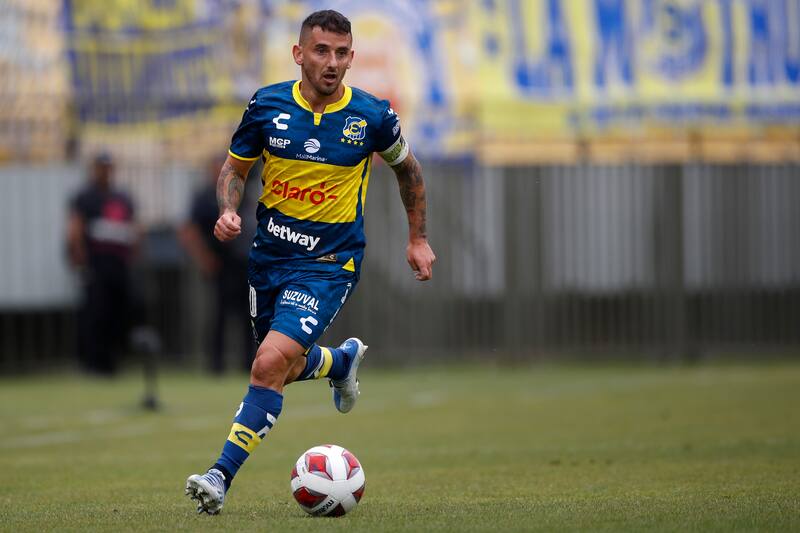 El mediocampista argentino será baja ante Colo Colo por lesión muscular.