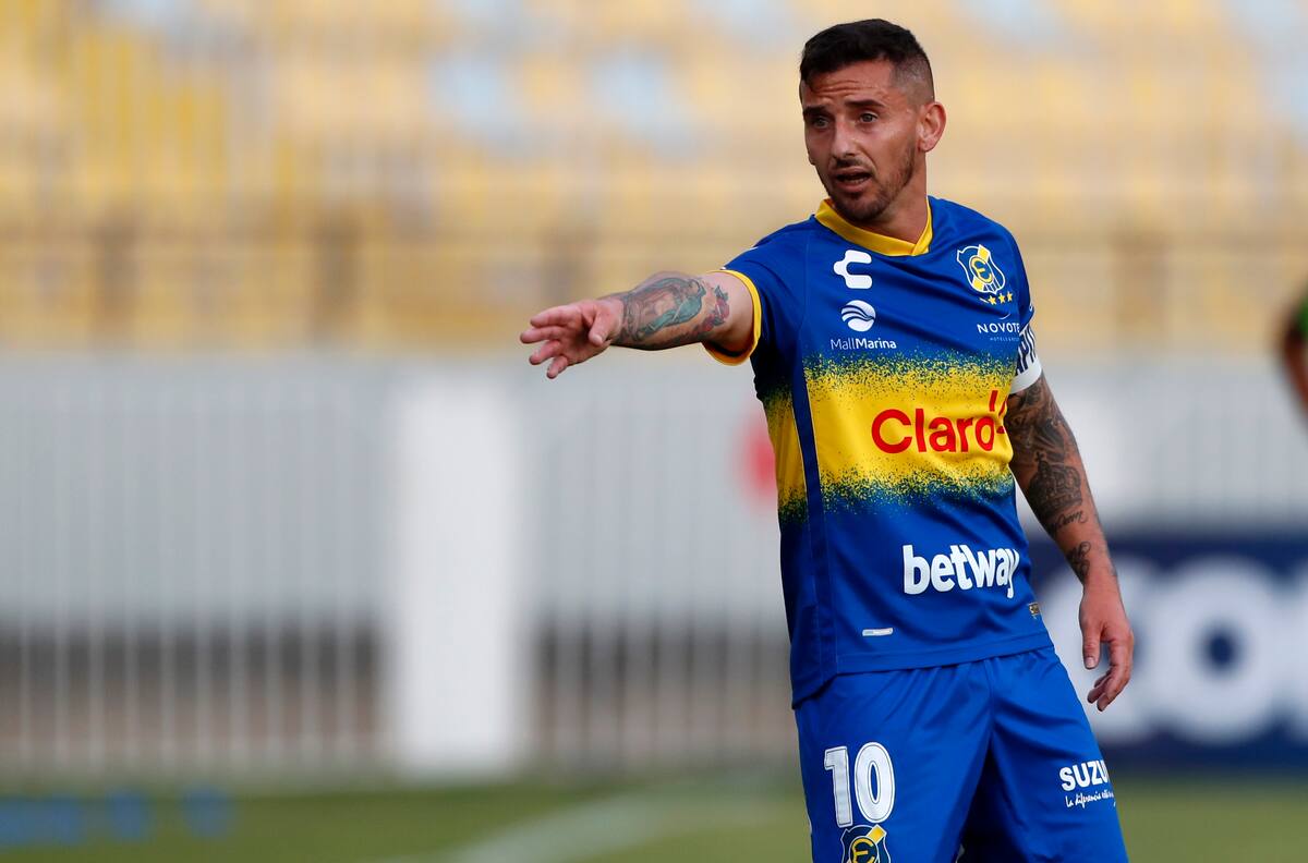 Juan Cuevas: “Si tuviera que pedir para mi equipo a dos ex compañeros de Everton, elegiría a Álvaro Madrid y Cristián Suárez”