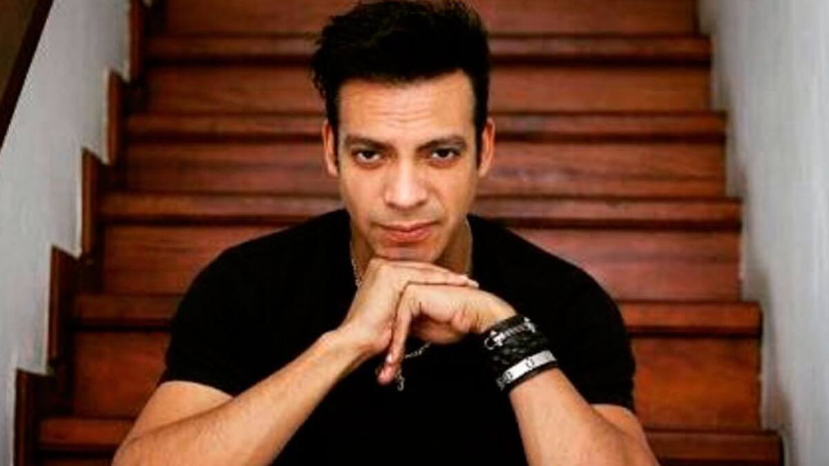 El cantante está con arresto domiciliario.