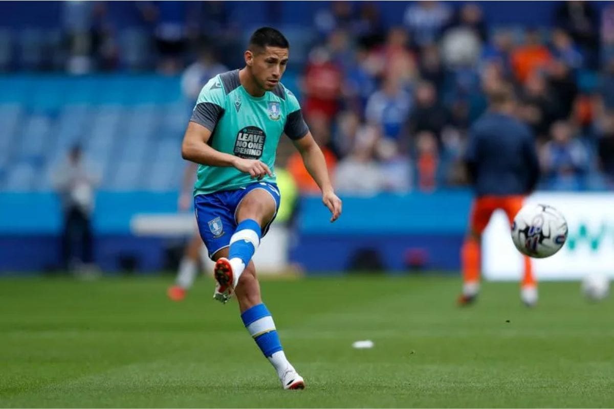 El seleccionado chileno Juan Delgado alcanzó a jugar 12 partidos con Sheffield Wednesday antes de lesionarse.