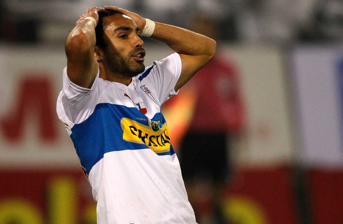 El argentino en un Clásico entre Colo Colo y la UC. Foto: Old Photosport.