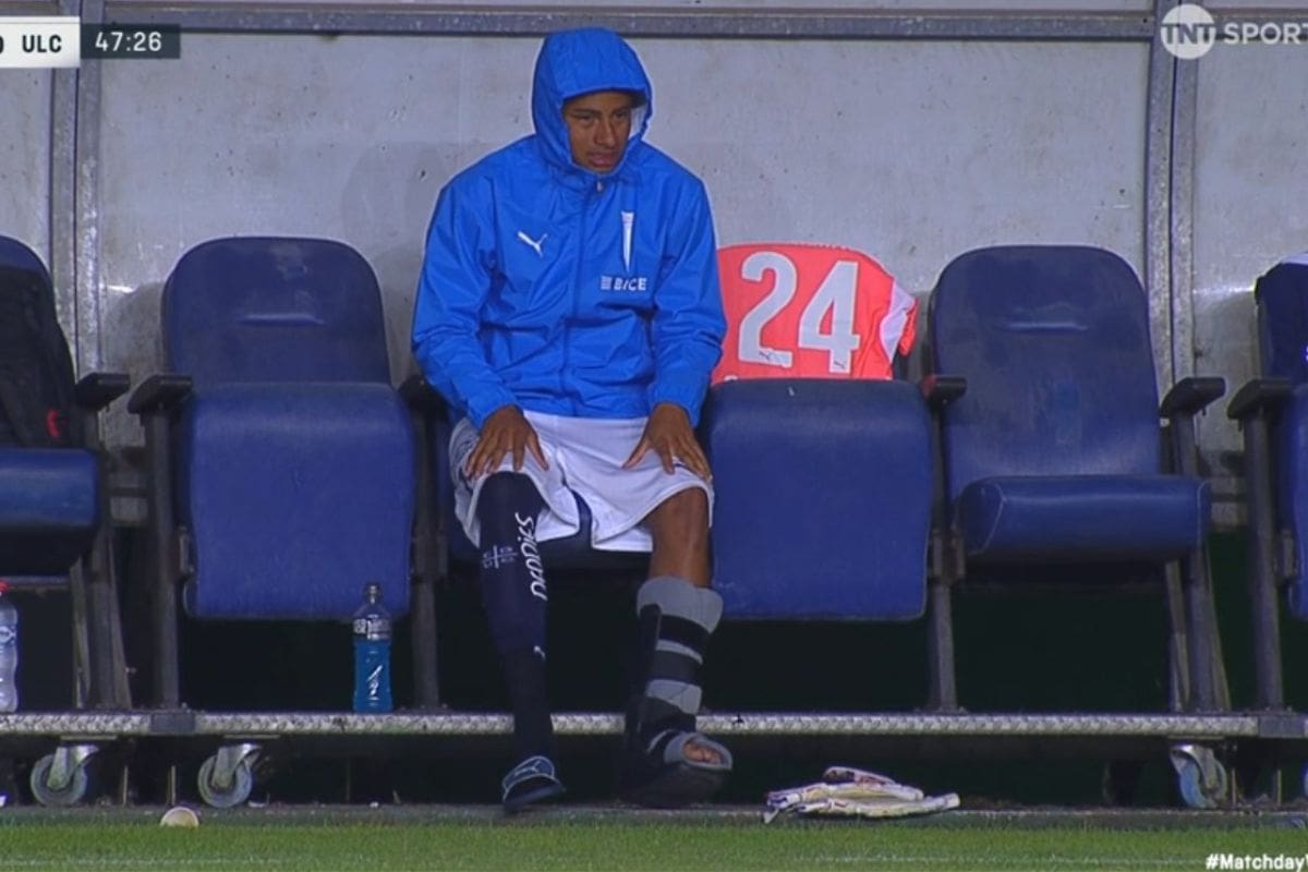 Terminó con bota en la banca de la UC: Foto: TNT Sports.