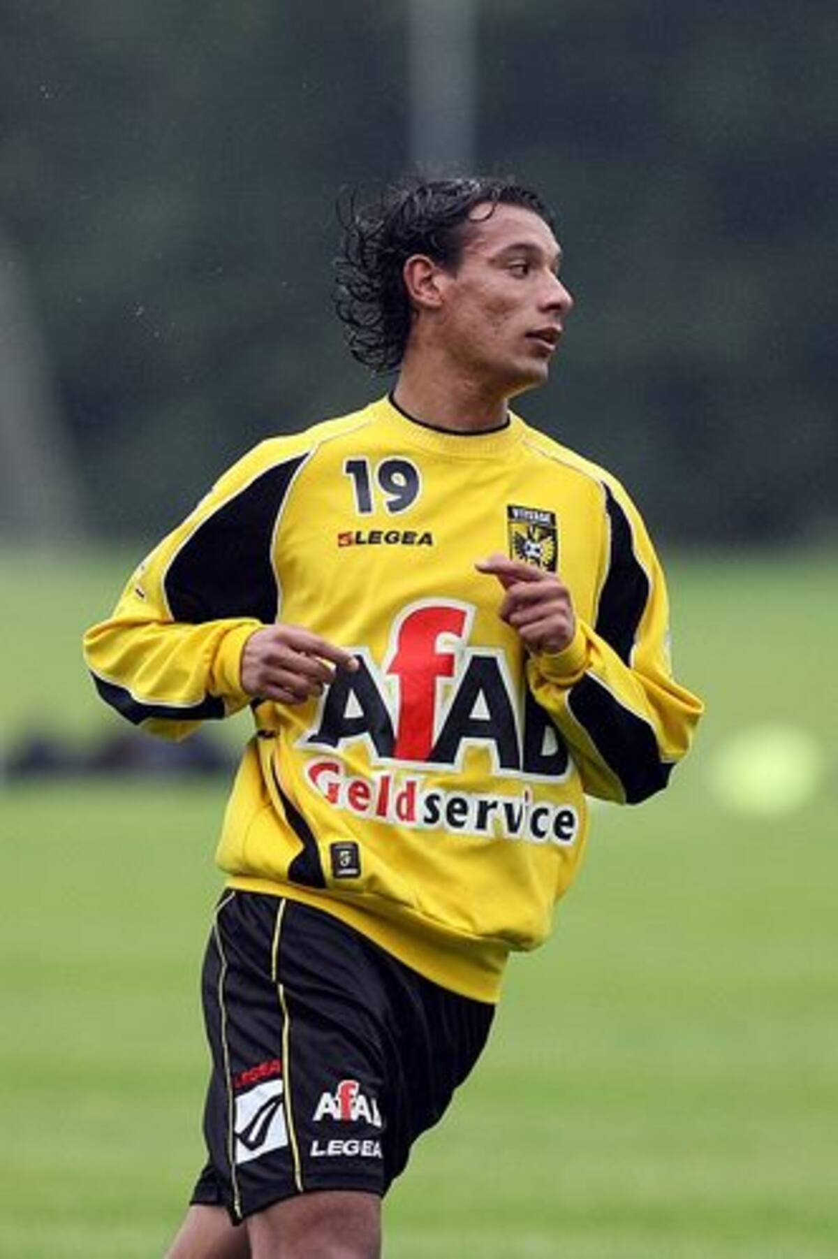 El atacante jugó una temporada por el Vitesse neerlandés.