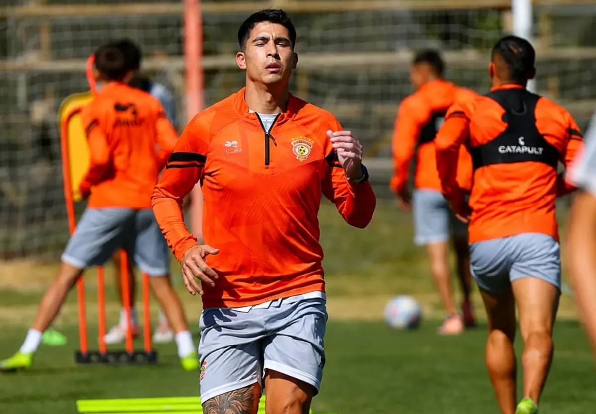 El delantero con la camiseta de Cobreloa. Foto: @nachitoduma30.
