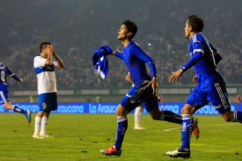 Días después de anotarle dos goles a la U, le marcó a Católica en una final.