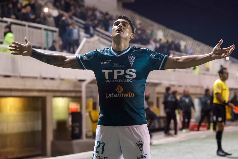 El delantero podría dejar Wanderers después de tres temporadas. Foto: Agencia Aton