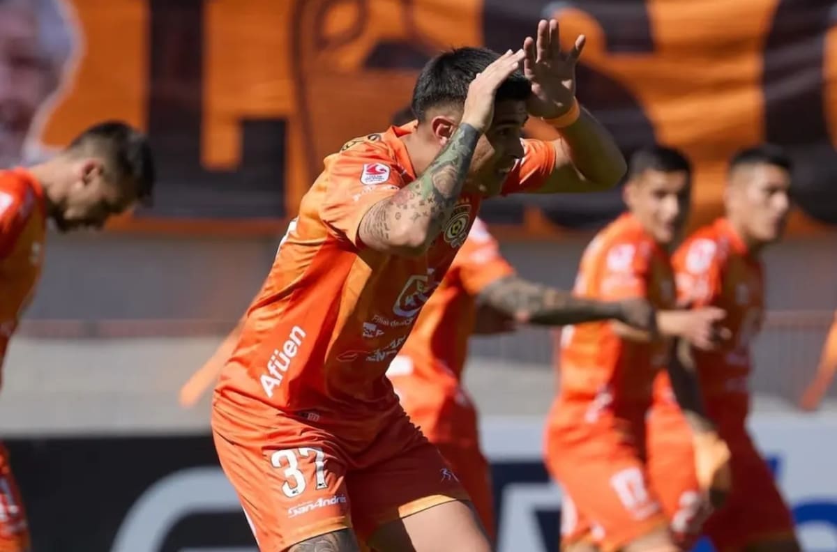 Cobreloa goleó a Santa Cruz y es el sólido lider de la Primera B