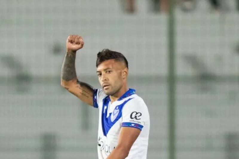 El jugador argentino naturalizado chileno sufrió duras agresiones por parte de los hinchas de Vélez.