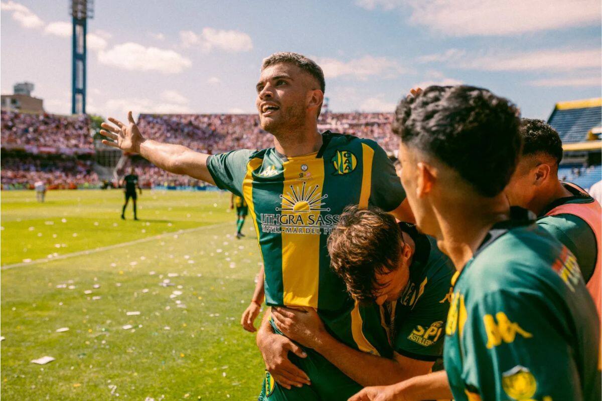 se coronó campeón de la Primera Nacional con Aldosivi en Argentina.