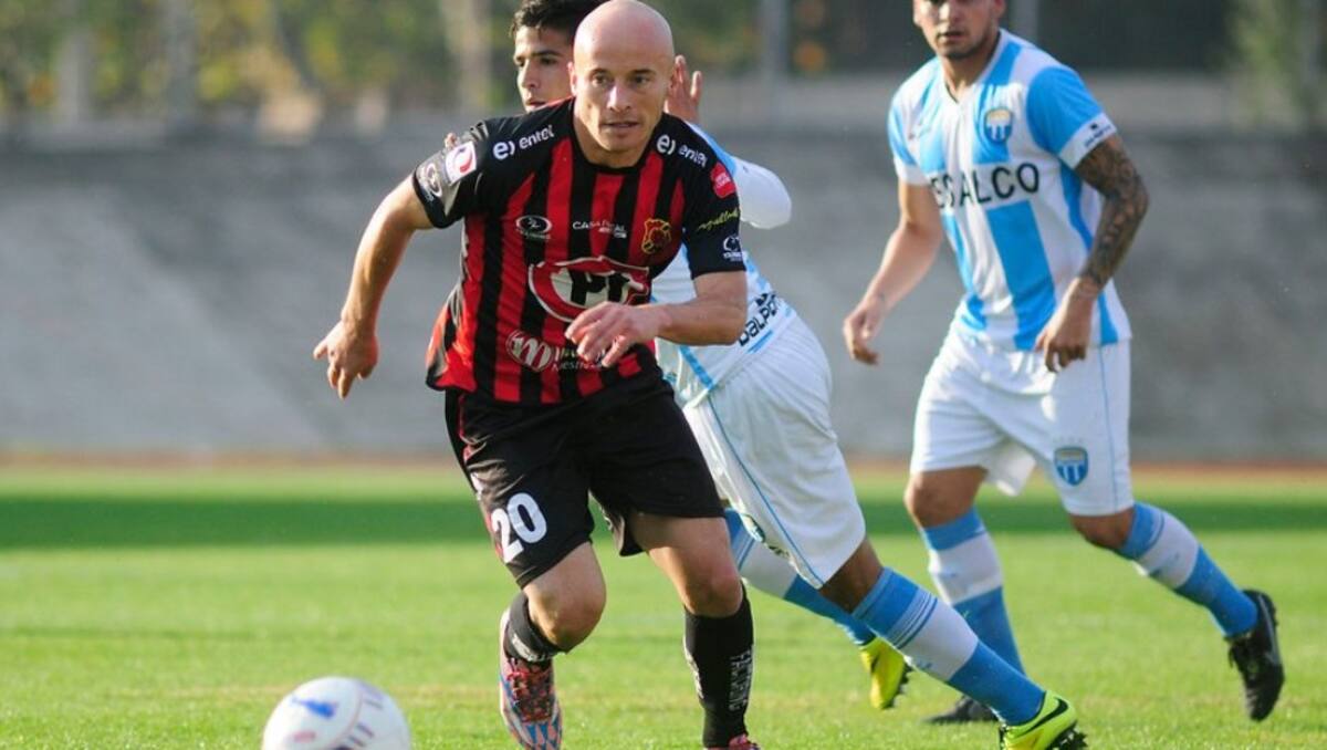 Y la camiseta de sus amores y con la que se retiró: Rangers de Talca.
