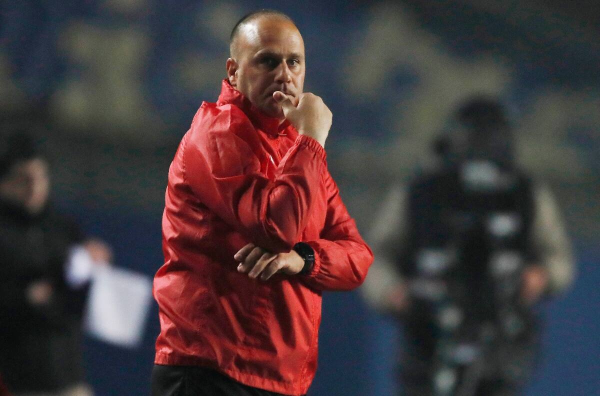 El momento de furia de DT de Primera B contra periodista: “Cierre la boca”