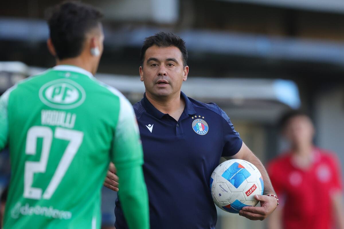 . Dejó de ser el DT del Audax. Gustavo Lema es su reemplazo. Foto: Agencia Aton.