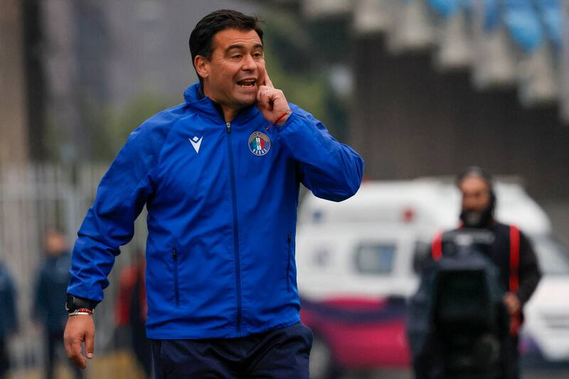 Lo echaron, asumió a los dos días, no tiene estadio para jugar de local y ya le ganó a la U y la UC. Foto: Aton.