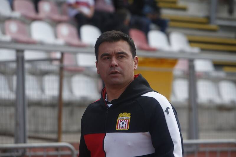 El DT no pudo sacar a Curicó de la parte baja de la tabla. Cosechó solo una victoria en nueve partidos. Foto: Agencia Aton.