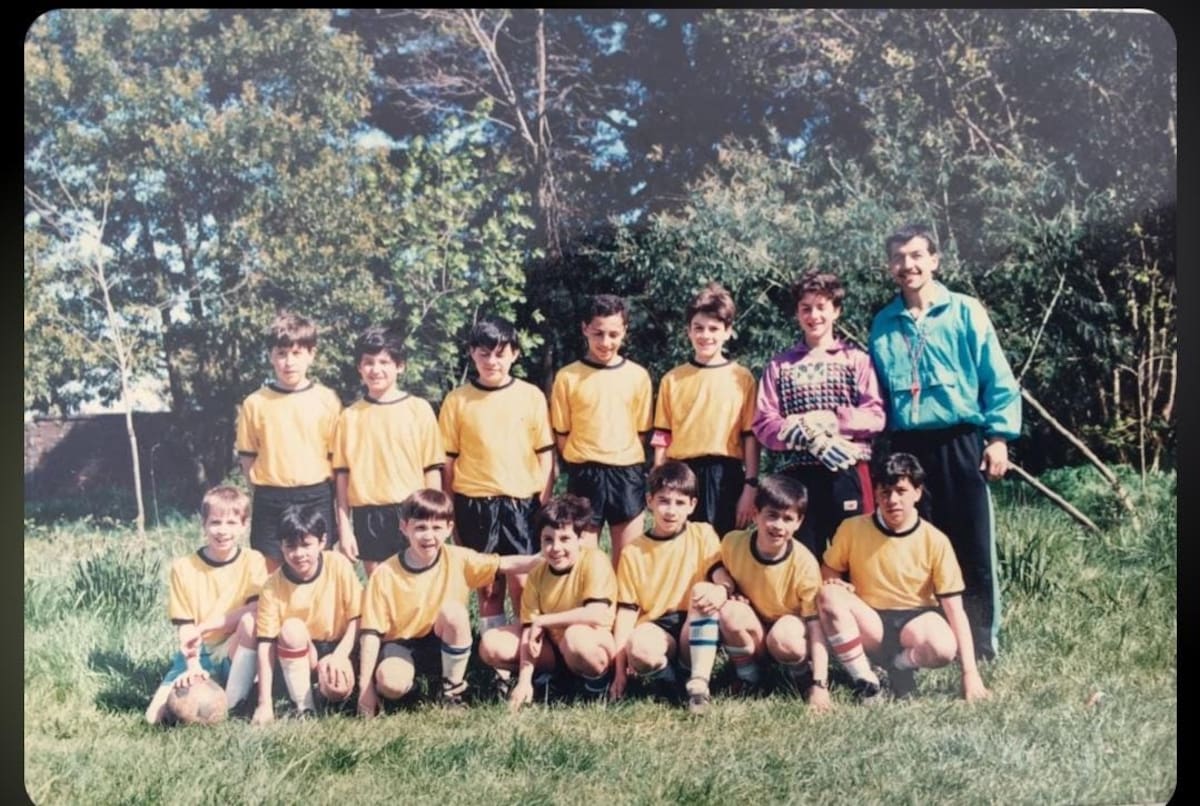 Archivo: el entrenador de Audax en su equipo infantil. El profesor es César Espinoza, Coto Ribera es el segundo niño de derecha a izquierda, en cuclillas.