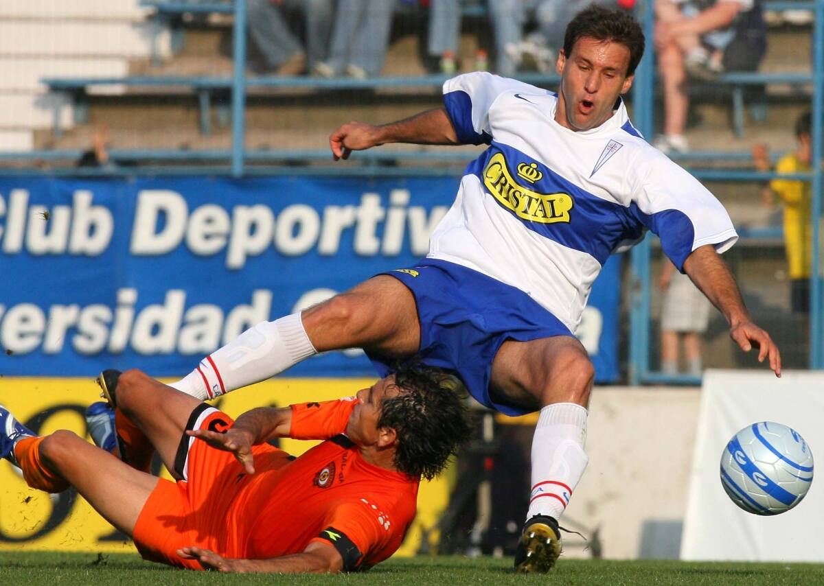 . El delantero argentino con la camiseta de la UC. Foto: Old Photosport.