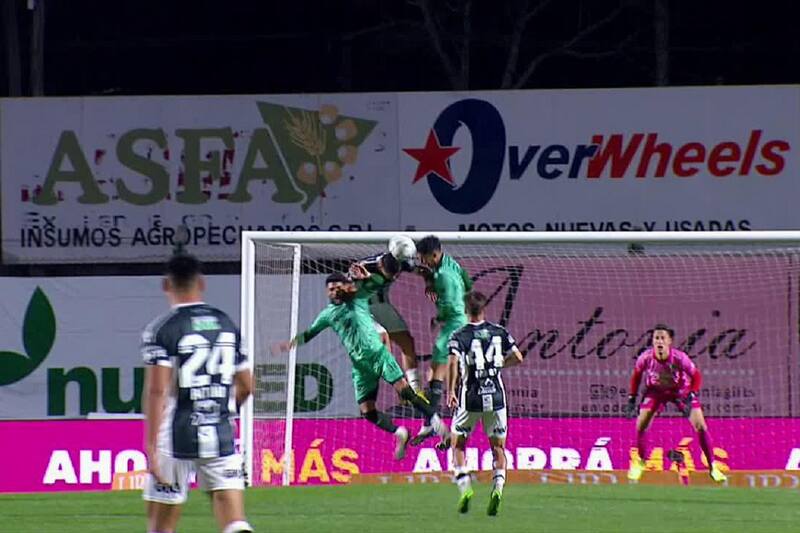 El defensor perdió un diente tras sufrir un codazo en el partido entre Sarmiento ante Central Córdoba.