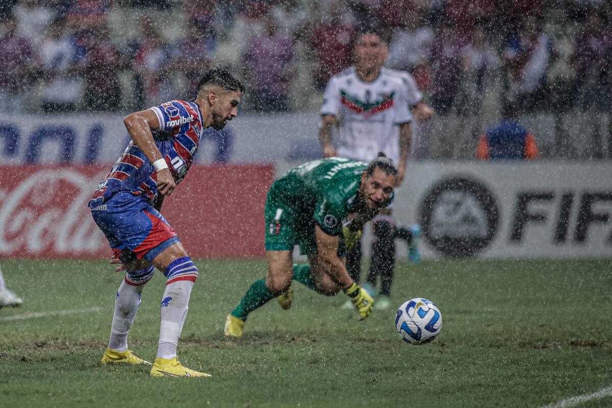 jugando con la camiseta de Fortaleza ante Palestino por la Copa Sudamericana (Foto: Aton)