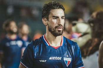 Juan Martín Lucero sigue haciendo esperar a la U: Azul Azul ya mira a otros delanteros