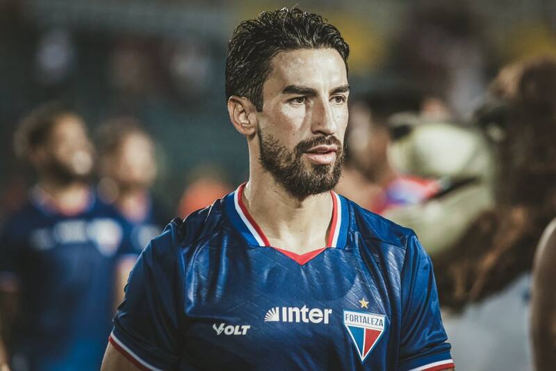 marcó su primer gol de la temporada con el Fortaleza a través de un polémico penal. Foto: X Fortaleza.