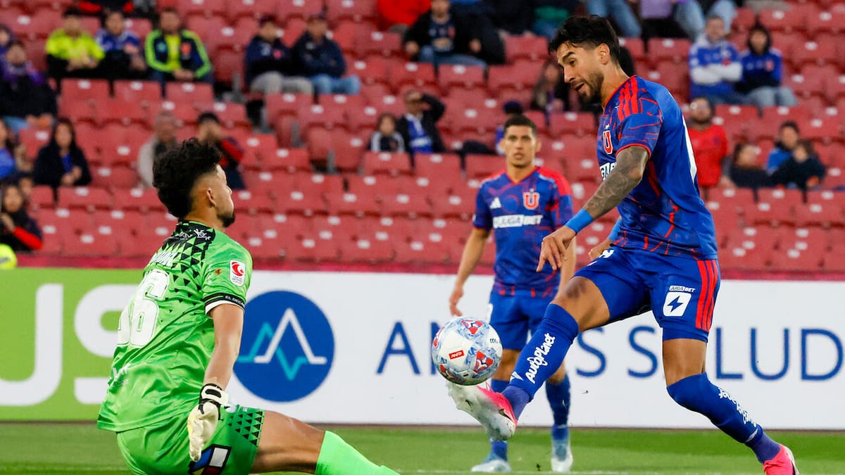 “No sería titular ni en la B”: Hinchas de la U se aburren de Juan Martín Lucero pese a sus dos asistencias en Copa Chile
