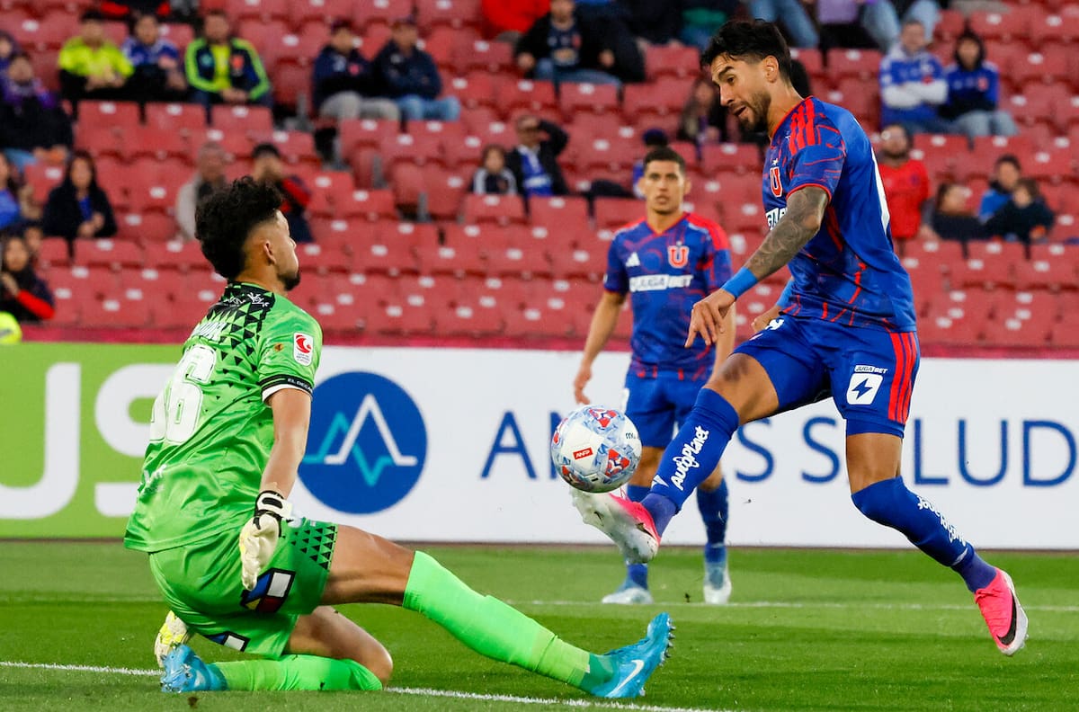 “No sería titular ni en la B”: Hinchas de la U se aburren de Juan Martín Lucero pese a sus dos asistencias en Copa Chile