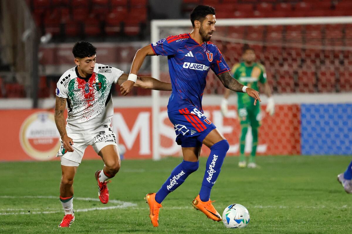 El delantero debió abandonar el duelo ante Palestino a los 17'. Foto: Agencia Aton.