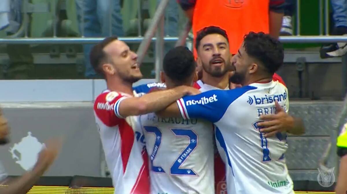 El delantero ex Colo Colo jugando con la camiseta de Fortaleza.