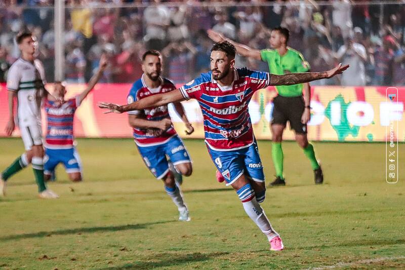 celebrando con la camiseta de Fortaleza ante Coritiba (Foto: Fortaleza)