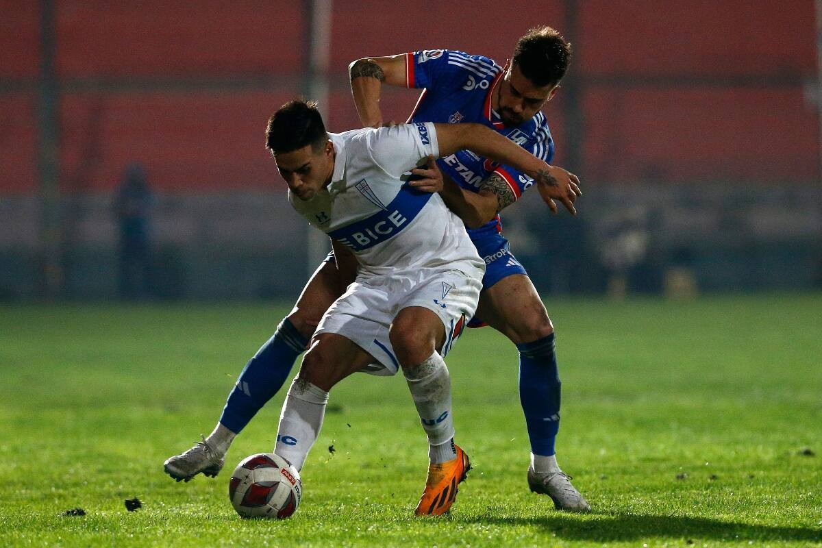 en duelo entre Universidad de Chile y Universidad Católica.
