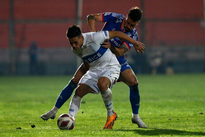 en duelo entre Universidad de Chile y Universidad Católica.