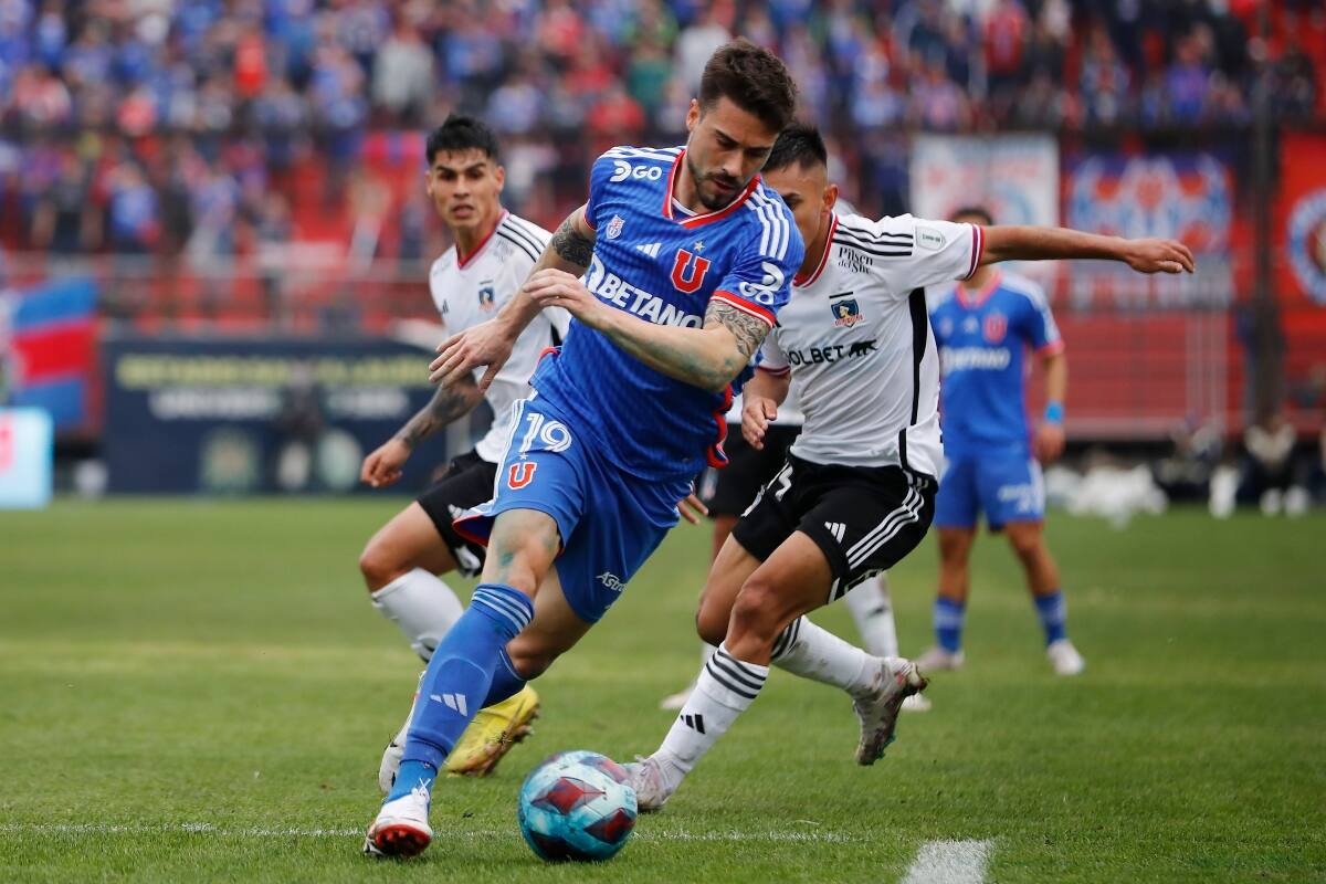 Juan Pablo Gómez vistiendo la camiseta de Universidad de Chile.