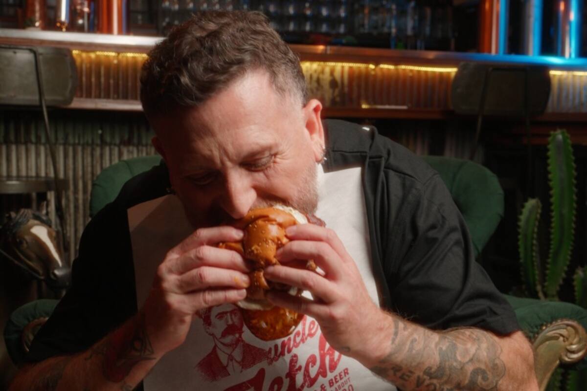 y su hamburguesa.