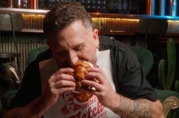 Juan Pablo López lanzó su propia hamburguesa con promoción: 25% de descuento para quienes cumplan este requisito