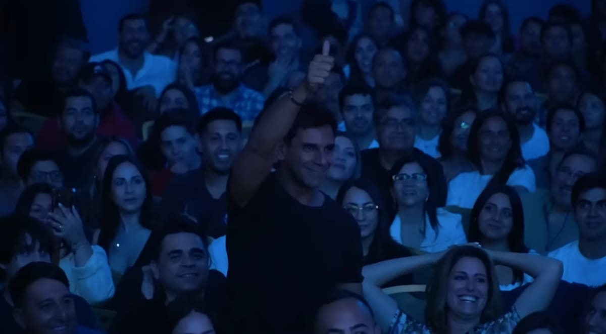 Juan Pablo Queraltó sorprendió a Felipe Avello desde el público en uno de sus shows.