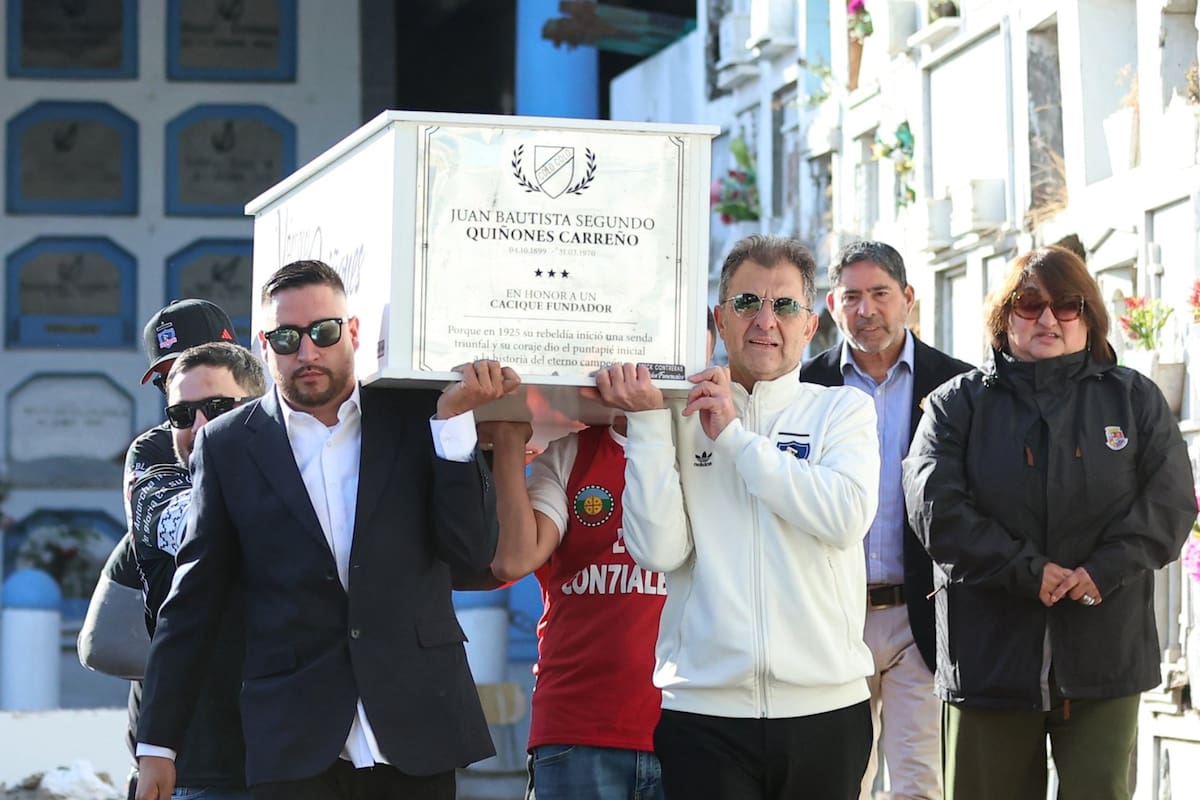 Los restos de uno de los fundadores de Colo-Colo fueron trasladados al Cementerio General.