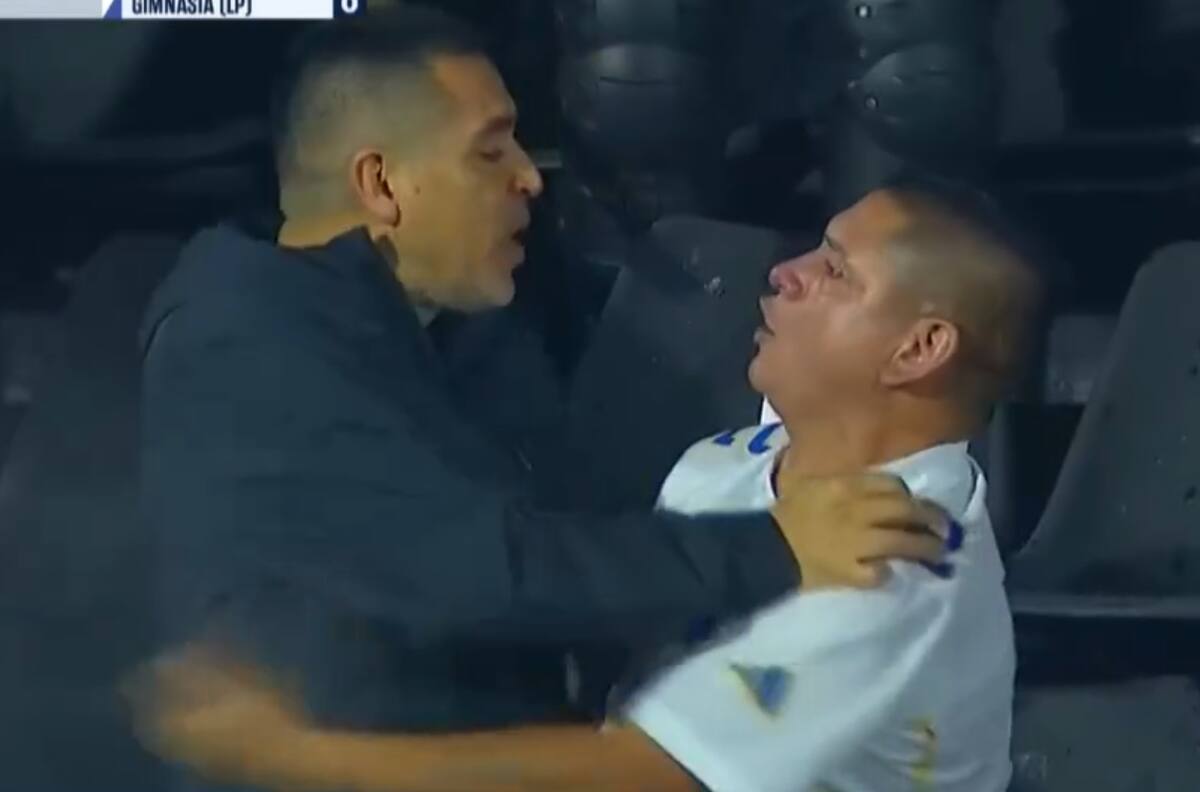 VIDEO | Riquelme se metió a la tribuna para pedirle a los hinchas de Boca que dejaran de hacer disturbios