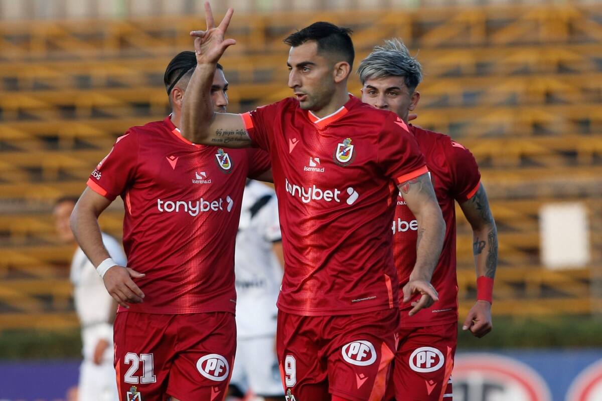 Juan Sánchez Sotelo defendiendo los colores de Deportes La Serena. Aton