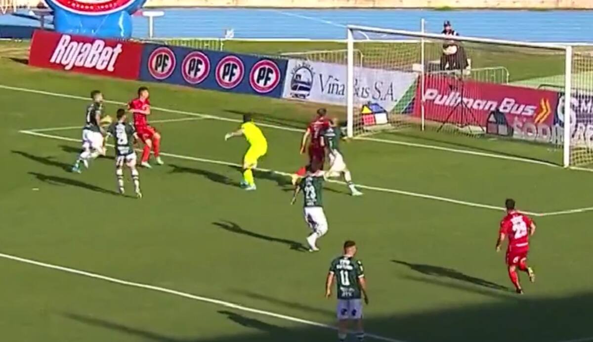 El delantero agentino falló un insólito gol.