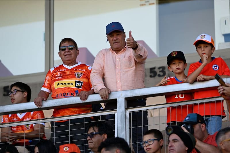 Juan Sutil, en el Zorros del Desierto, alentando a Cobreloa. Foto: Agencia Aton.