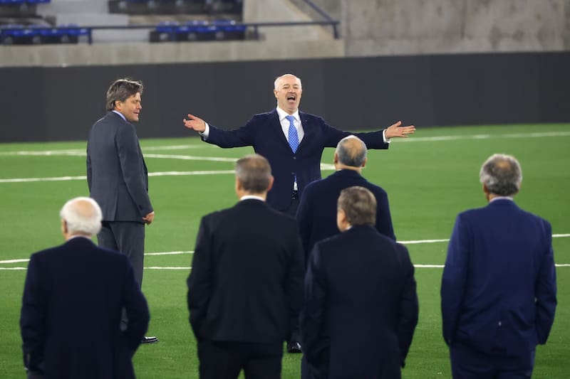. El presidente de Cruzados en el césped sintético del Claro Arena. Foto: Agencia Aton.