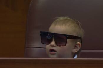 VIDEO | ¡Burló el protocolo! Juanito Jarry se robó la película en el triunfo de su papá en Shanghai