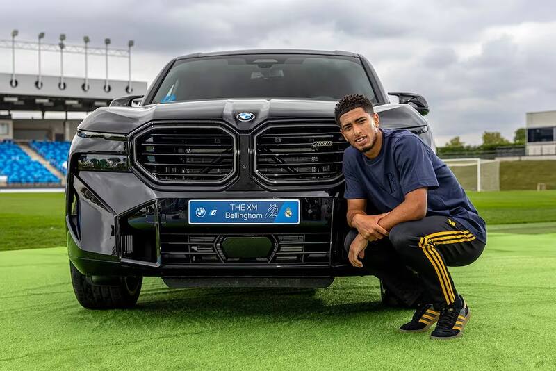 Jude Bellingham posando con su nuevo auto.