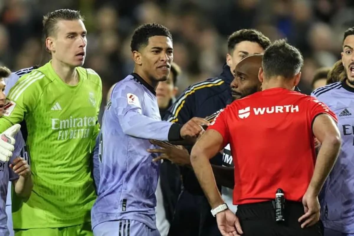 se molestó con Gil Manzano por pitar antes el final.